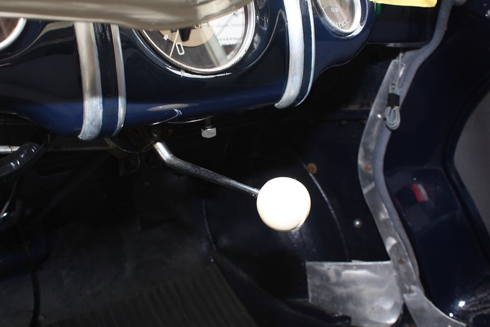 操作を拒絶するかの様に自己主張の無い？！華奢なシフトノブ・・・。