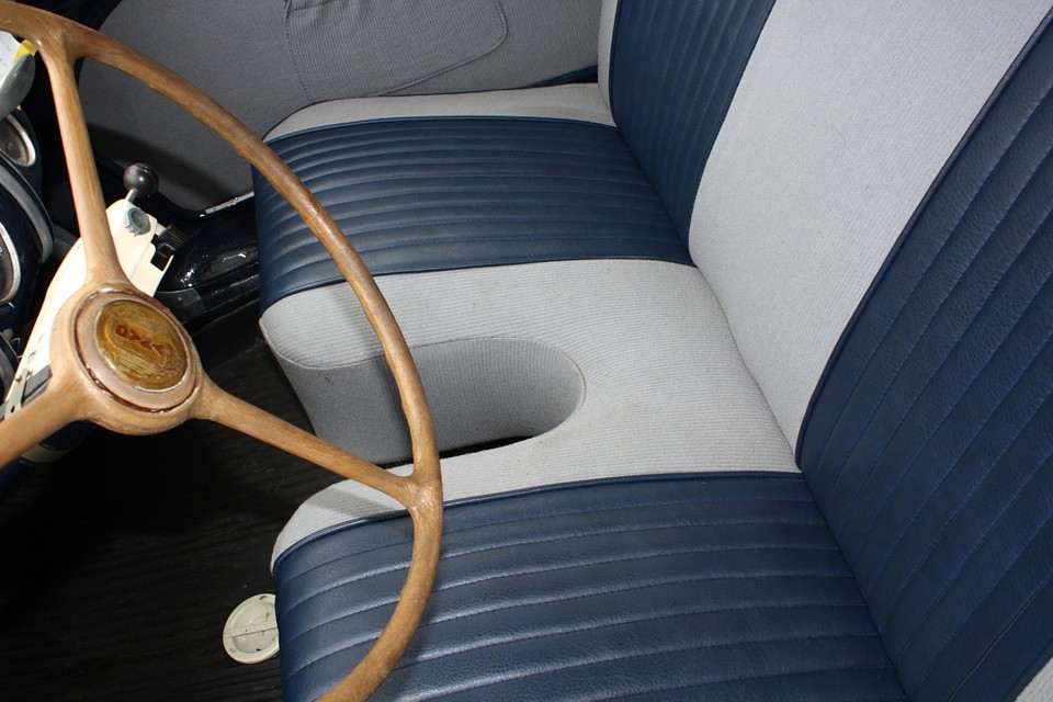 アンブレラ置き場？それ以外に全く説明出来ないシートのくぼみ・・・。