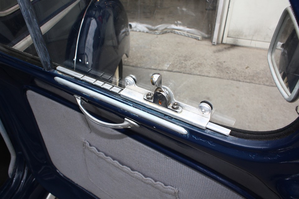 そして、窓を小刻みに固定するためだけに、このアルミ細工・・・。