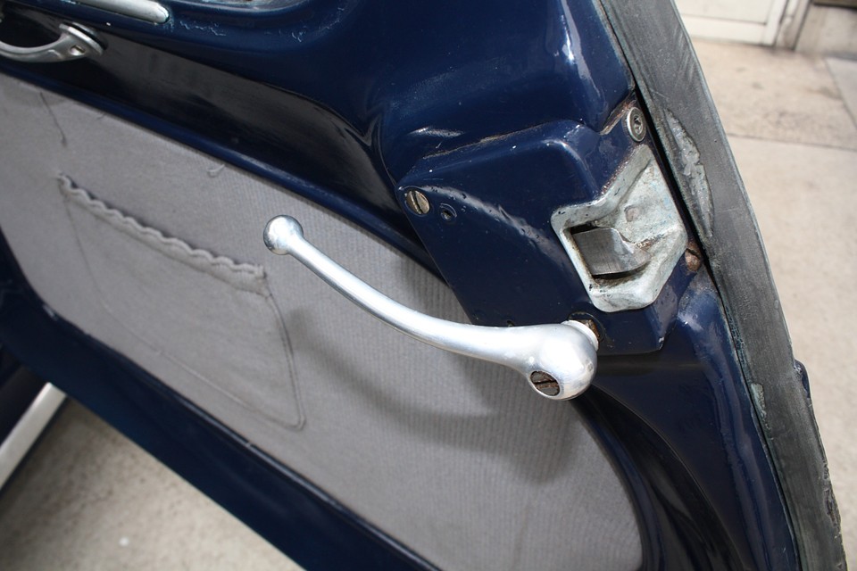 インナーレバーも絶妙なカーブを描くアルミ・・・。