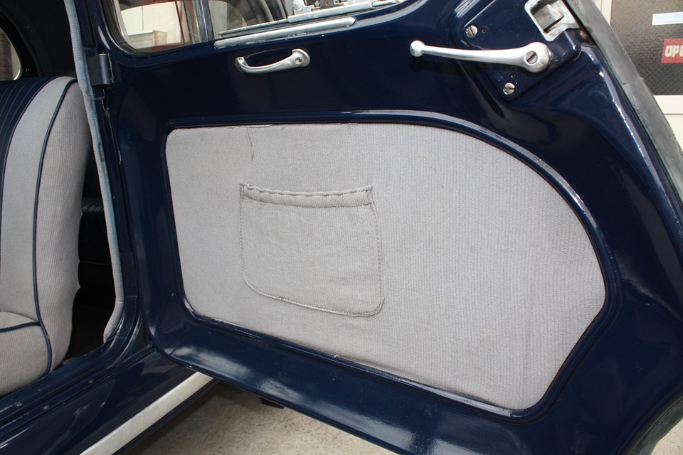 内張りは、さすがに革張りではありませんが・・・。