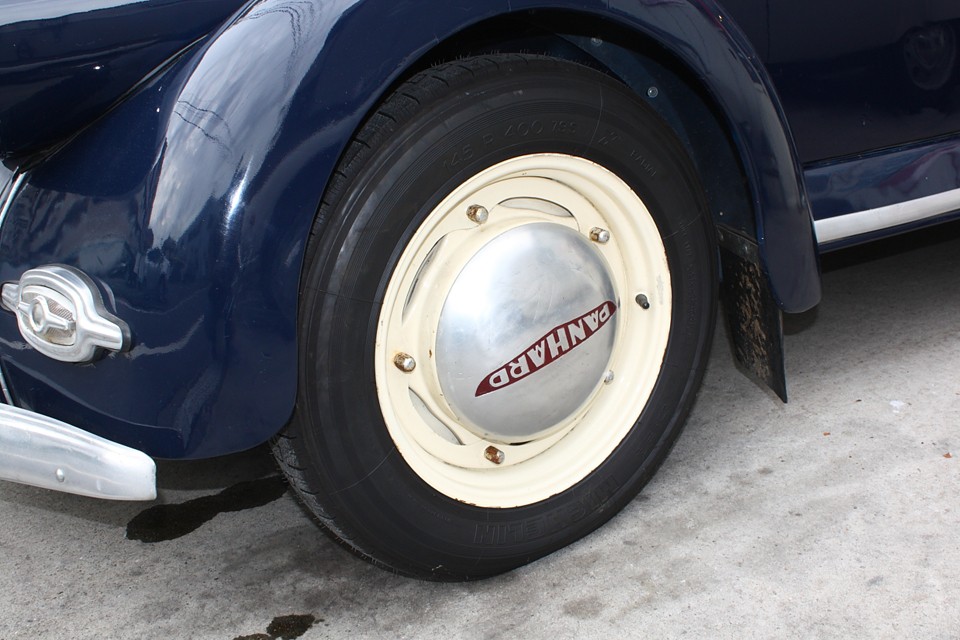 まさしく「あえて」アルミ製の美しいハブキャップ。