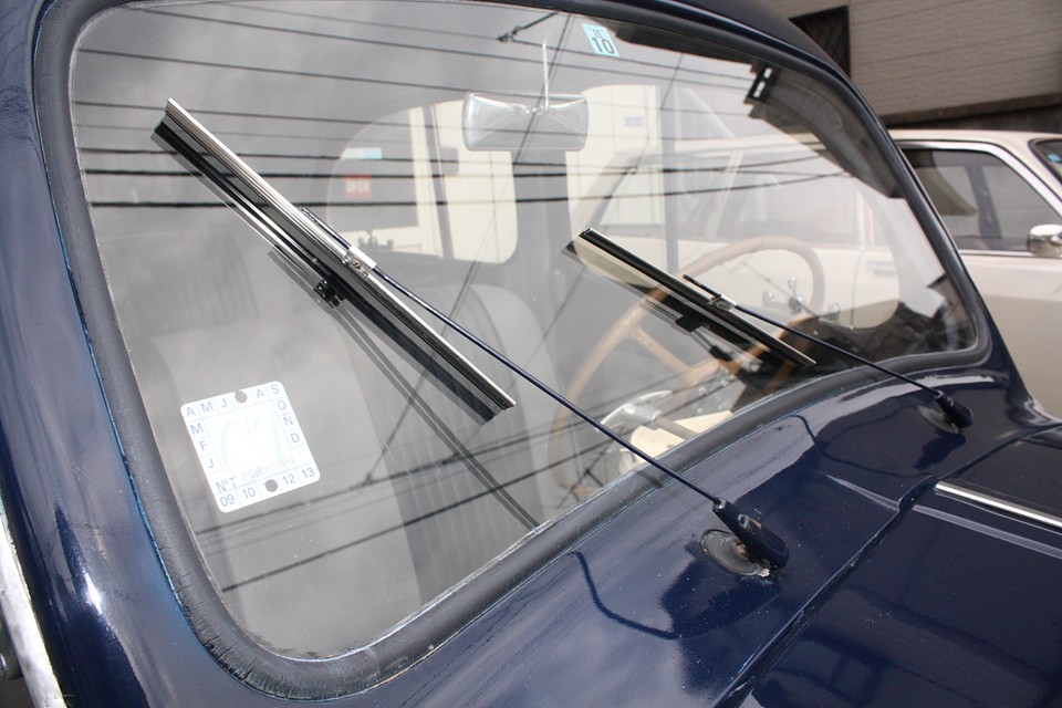 簡素なワイパーに見えますが、コストと言うよりこれは細い弾力性のある金属棒で 密着性を高める、そして視界を妨げない為、と考えるのが正しいと思います。