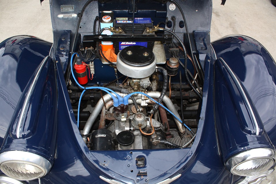 ライバルであるルノー４ＣＶがシンプルなスチールボディに水冷、直４、７５０ｃcにも関わらず、 この豪華なボディに空冷フラットツイン、６００ｃｃ・・・。