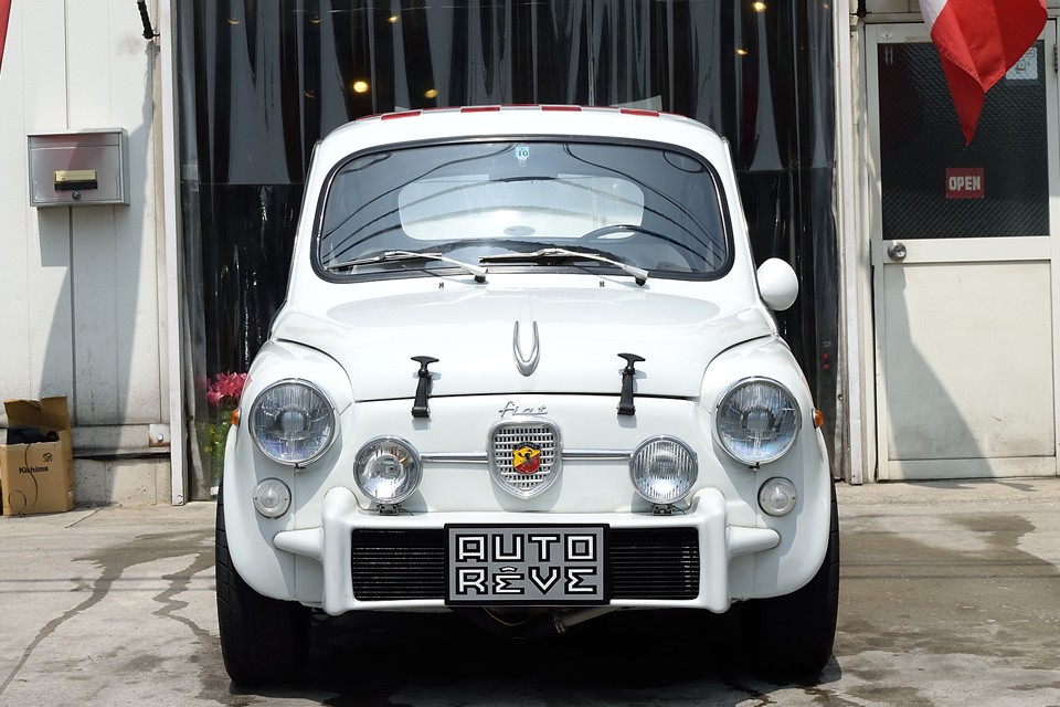 600のカワイさとABARTHの過激さがミックスされ、強烈な印象のフロントマスク！