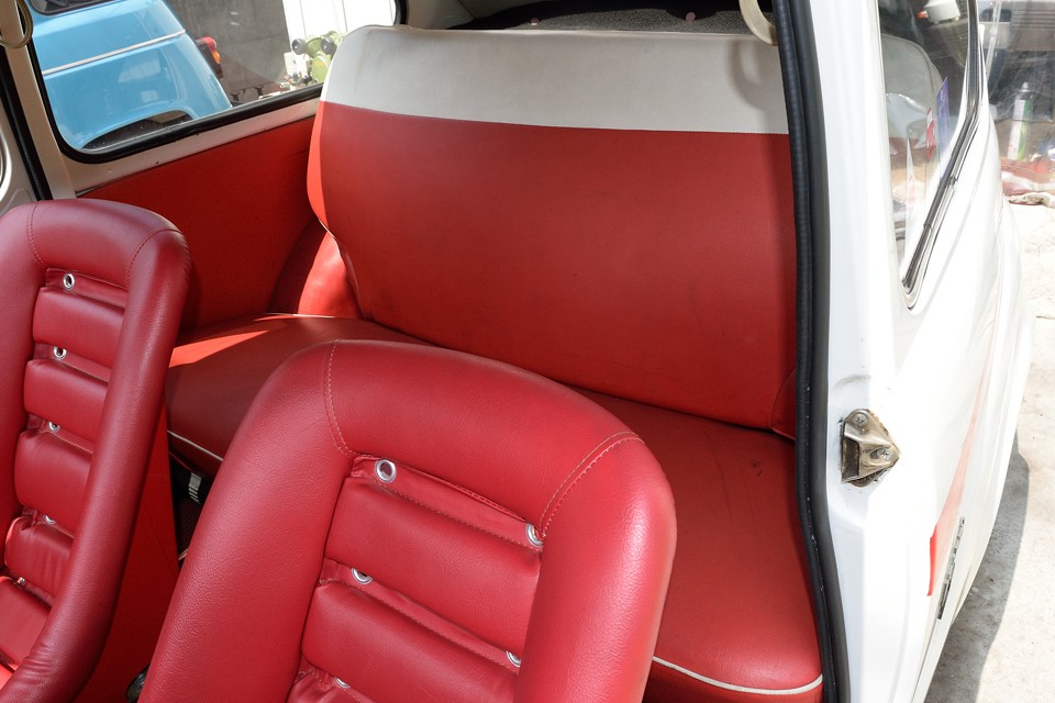 リアシートはノーマルのままですね。バケットシートのおかげでリアの乗り降りはちょっと大変ですが、６００はちゃんと使えるスペースがあります。