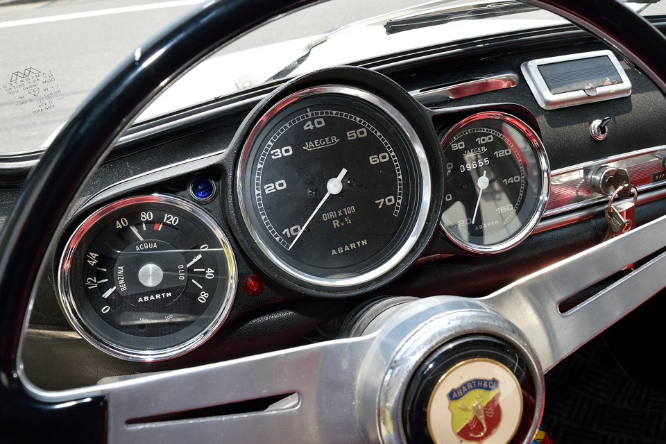 車検証備考欄を見ますと、ご覧の距離はコンバージョン後の距離の様です。状態の良さも納得ですね。