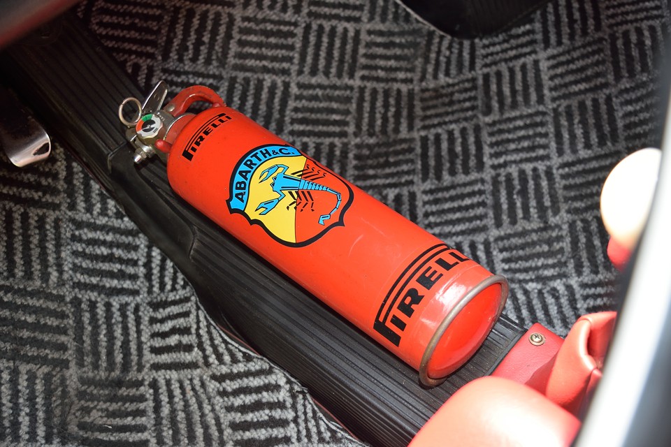 こんな激アツな消化器・・・火は消しても、情熱の炎は消さないでねぇ～（笑）