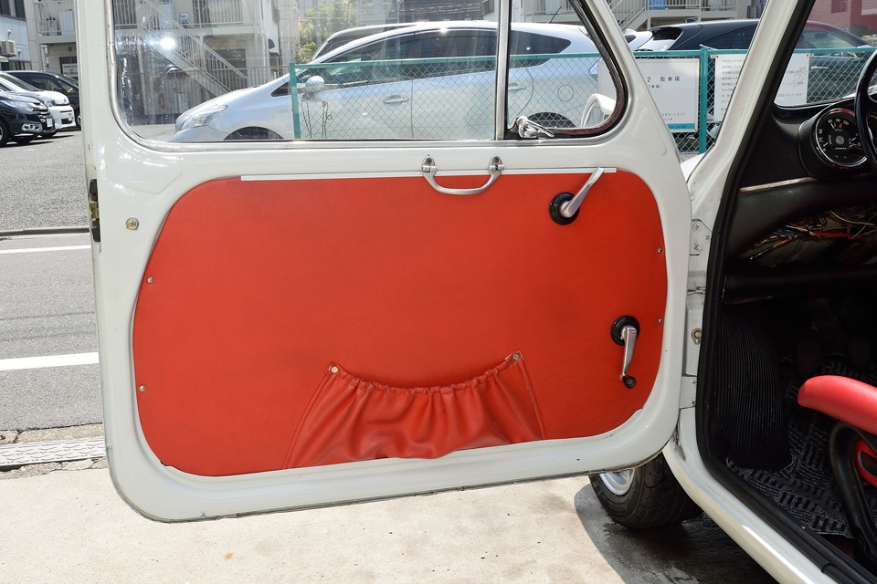 薄汚れ程度はもちろんありますが、全体にわたって破れや損傷は無く、好印象なインテリア！