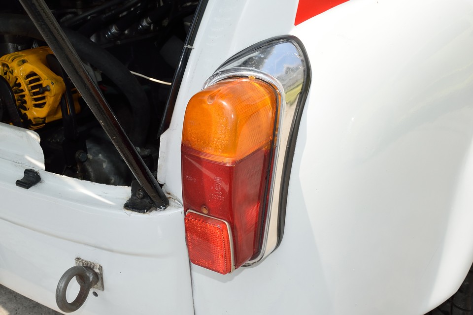 もちろんリアレンズもクリア〜！ベースのメッキ部分もキレイですね。