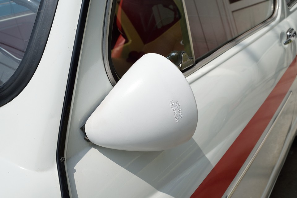 そして左側だけのサイドミラーは、もちろんVitaloni！すべらんなぁ〜・・・。