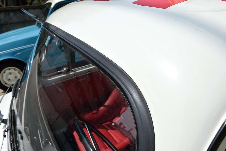 ウインドウストリップの劣化〜ひび割れ〜雨漏り〜サビ〜腐食〜そのうち補修〜忙しい〜ガレージに放置〜奥さんに怒られる（笑）
そんな負のスパイラルには、まだほど遠い状態で〜す！