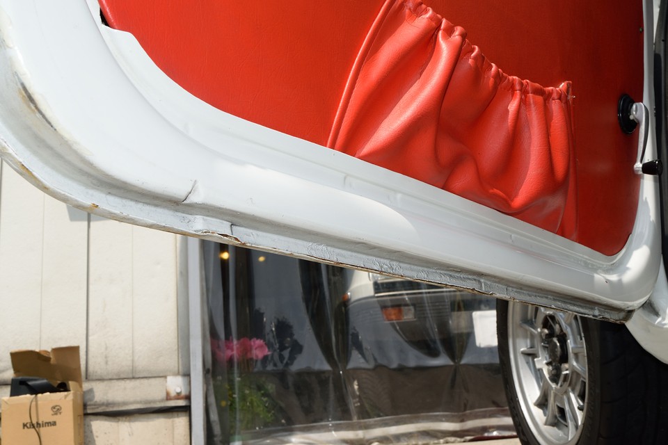 ドア下サビ〜腐食〜穴があく〜風吹き込む〜寒い〜そのうち補修〜忙しい〜たまに乗る〜やっぱ寒い〜そのうち補修へ戻る（笑）
そんな無限ループ？！までは、あと３０年くらいかかるかと・・・。