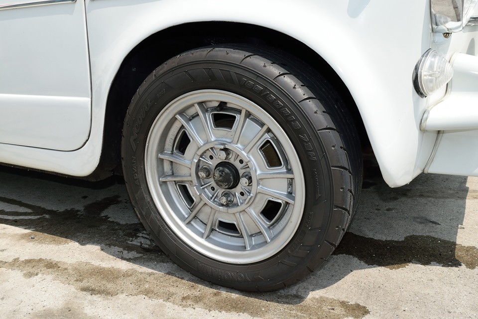 タイヤは ADVAN Neova！そしてホイールはCROMODORA CD3 ビンテージマグネシウムホイール！すべらんなぁ〜！