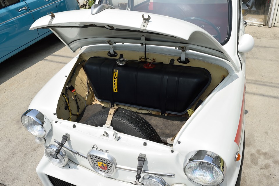 ＲＲなのでフロントがトランクですが、燃料タンクとスペアタイヤで、それほど広くはありません。実質的にはリアシートがラゲッジスペースでしょうか。