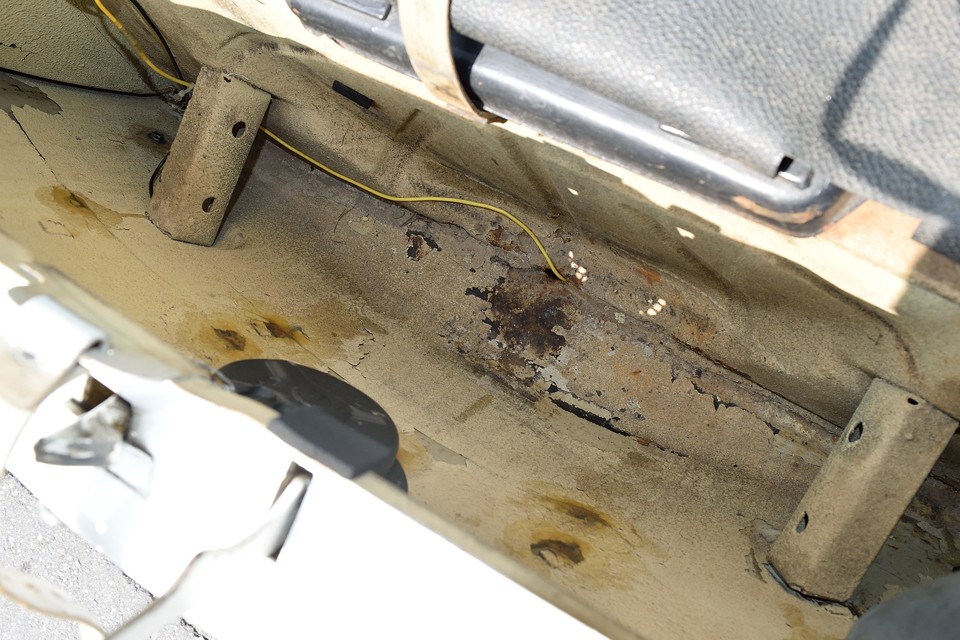 チンク同様、スペアタイヤ下はボディ状態を計る上で重要なポイント！塗装ハゲやご覧のサビ程度はありますが、強度を損なう様な酷いサビはありません。