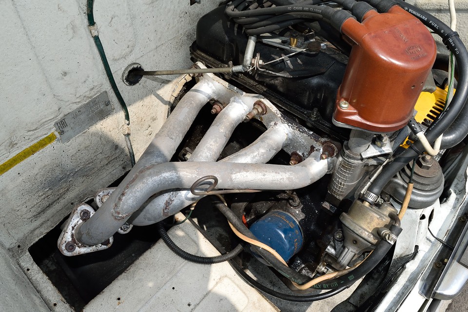 この時代のクルマはエンジンルームに余分なものが無くスカスカなので整備性はバツグン！オイルエレメントなんか、ものの数十秒で交換可！