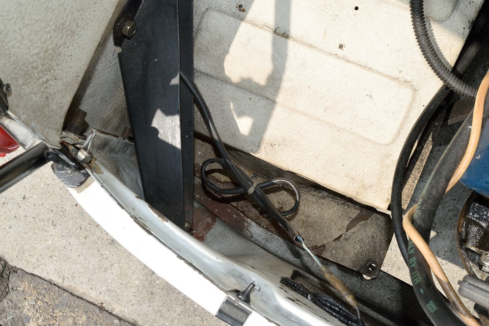 エンジンルームの床は塗装ハゲや表面にサビはありますが、鉄板自体は◎！