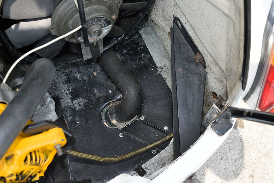 反対側の床はフロントラジエターへのウォーターラインの取り回しのため、加工製作したパネルです。