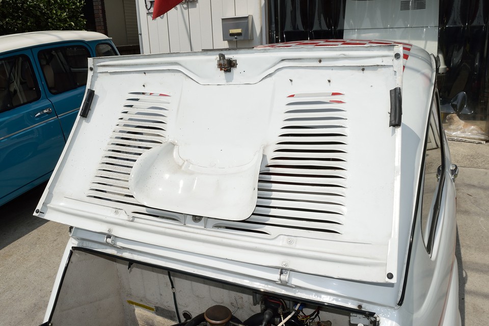 エンジンフード裏面もご覧の通り！鉄板１枚ものなのでサビで欠けるとかあるんですが、これは問題無し！