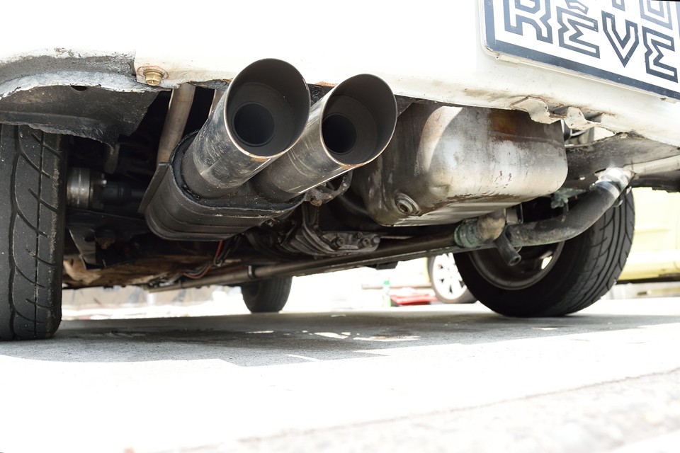 リア下面です。こちらも経年の汚れはもちろん見られますが、酷いオイル漏れや腐食が無いのがお判りいただけると思います。