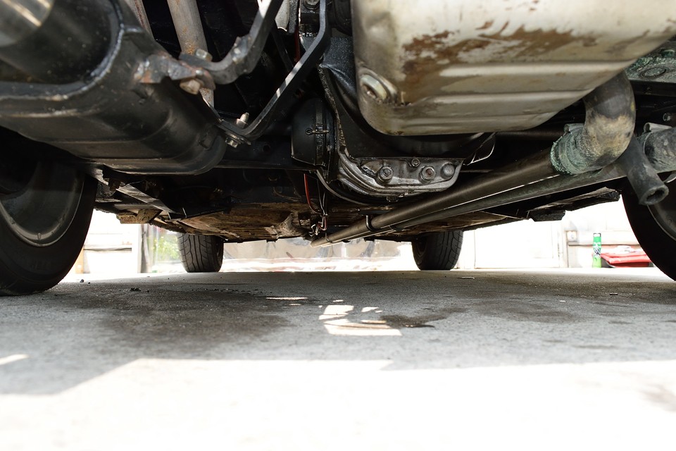 フロント〜リアを結ぶ、まっすぐ延びた特徴的なウォーターライン！ラジエターが前後に２個あるので、熱にはかなり強く、オーバーヒートとは無縁！むしろ冬場はオーバークール気味だそうです。