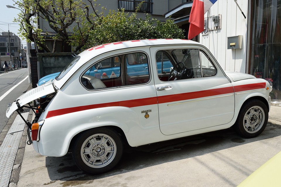 その成り立ちって、そもそもカルロ・アバルトが思い描いたクルマへの想いと同じ物ではないかと・・・。