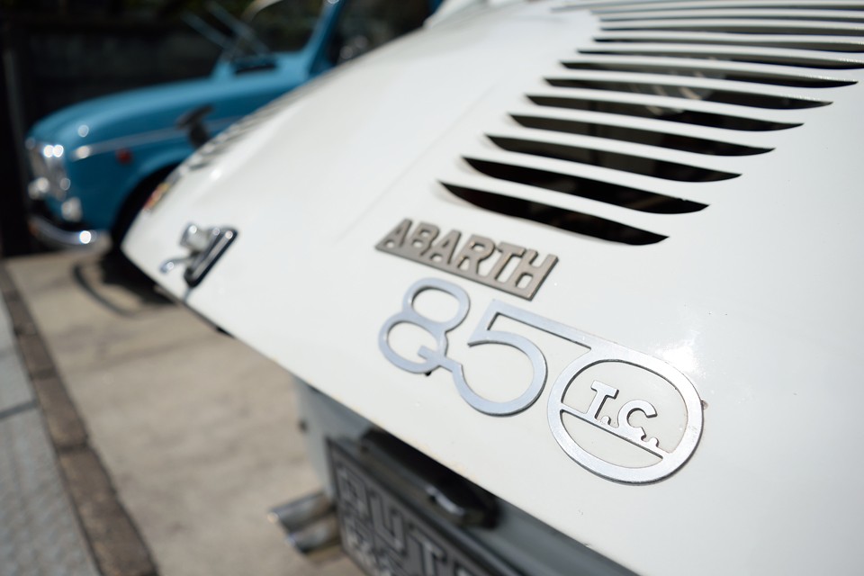 まずは、バケットシートに身を埋め・・・。