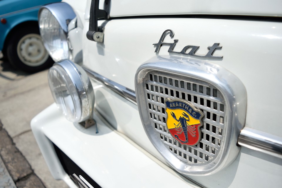 ステアリングを握り、華奢なシフトを１速に入れたら、アクセルを踏むのです。そこには・・・