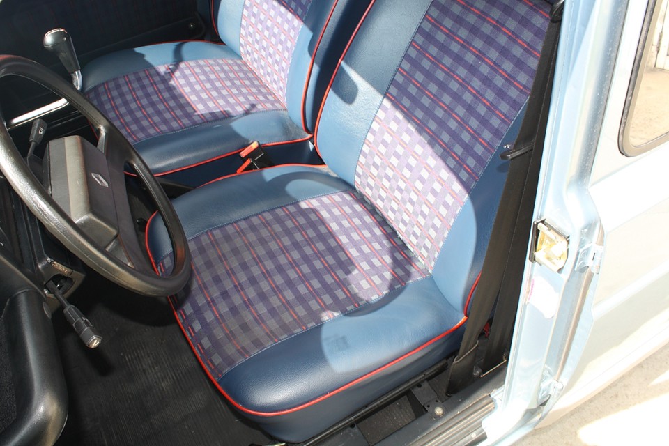 サイドのビニールが割れてなぁ〜い！って言うか柔らか〜い！
半ズボンで乗っても「痛てててっ」ってならな〜い！（笑）