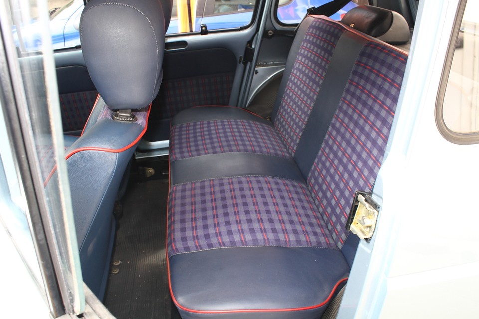 ビニール部とパイピングは張り替え済みでキレイなのは判るのですが、
真ん中の布が擦れてないのが素晴らしい〜！