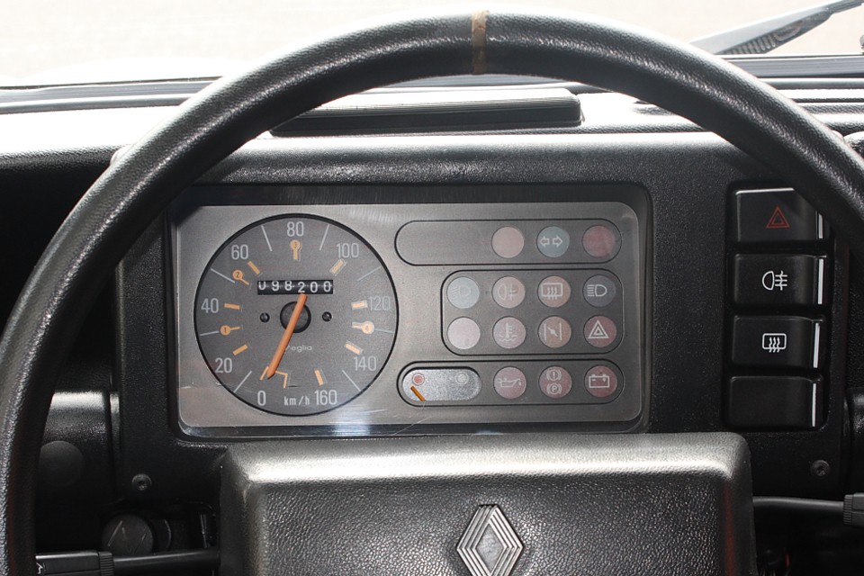 実走行98,200Kmと少し多く感じるかもしれませんが、仕上げ次第でよくも悪くもなるので
もはや距離はあまり関係ないのではないかと…。
