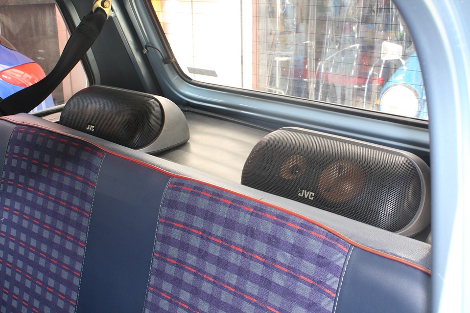 そんでもってクルマの音に負けないスピーカーも装備！
但し、現在オーディオレスなので機種を指定していただければ実費のみでお取付けしま〜す！