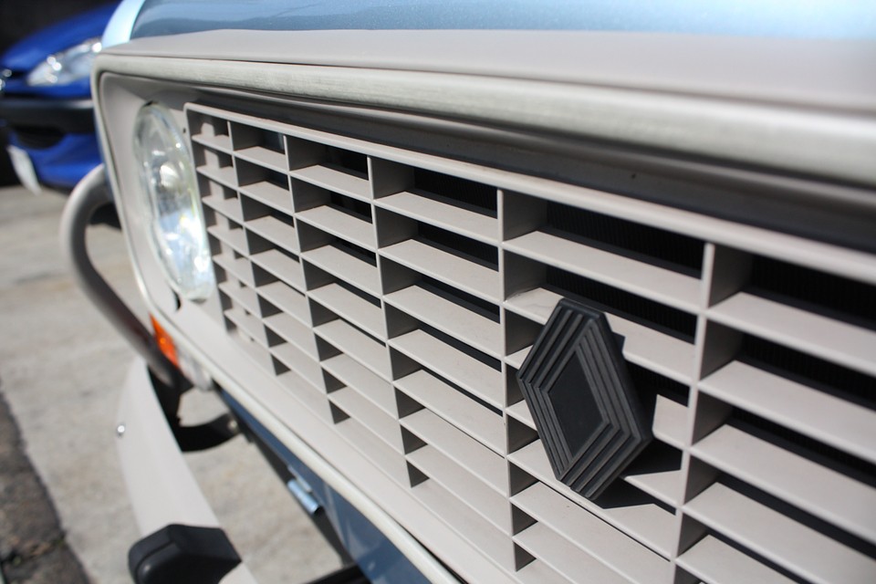 普通クルマって鉄やプラスチックで出来てるけど、キャトルは…。