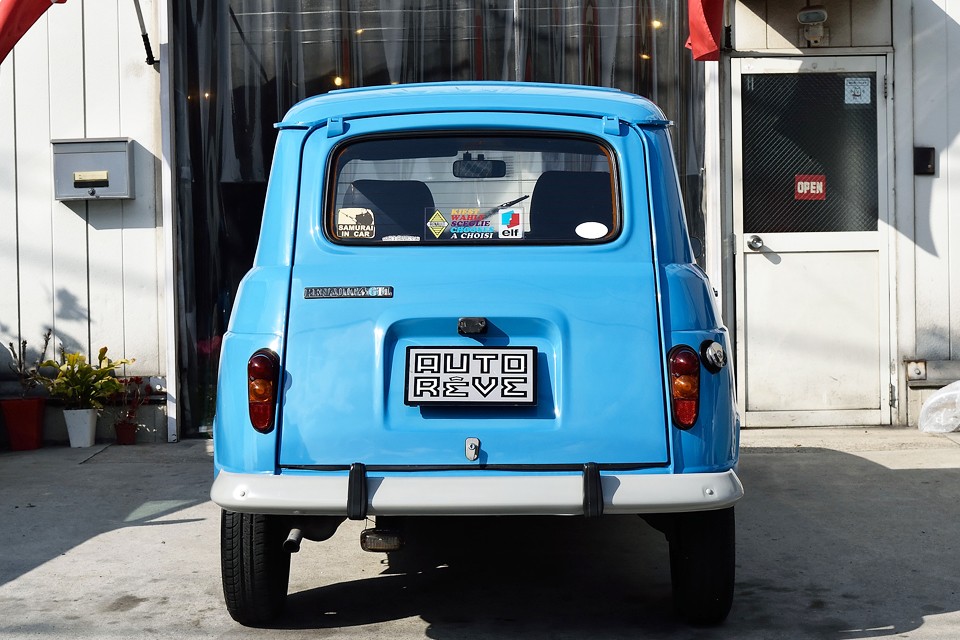 リアは全面テールゲートで使いやすさはバツグン！しかも荷室の床はフラット！
1961年に、こんなデザインをしたルノーさん、エライッ！