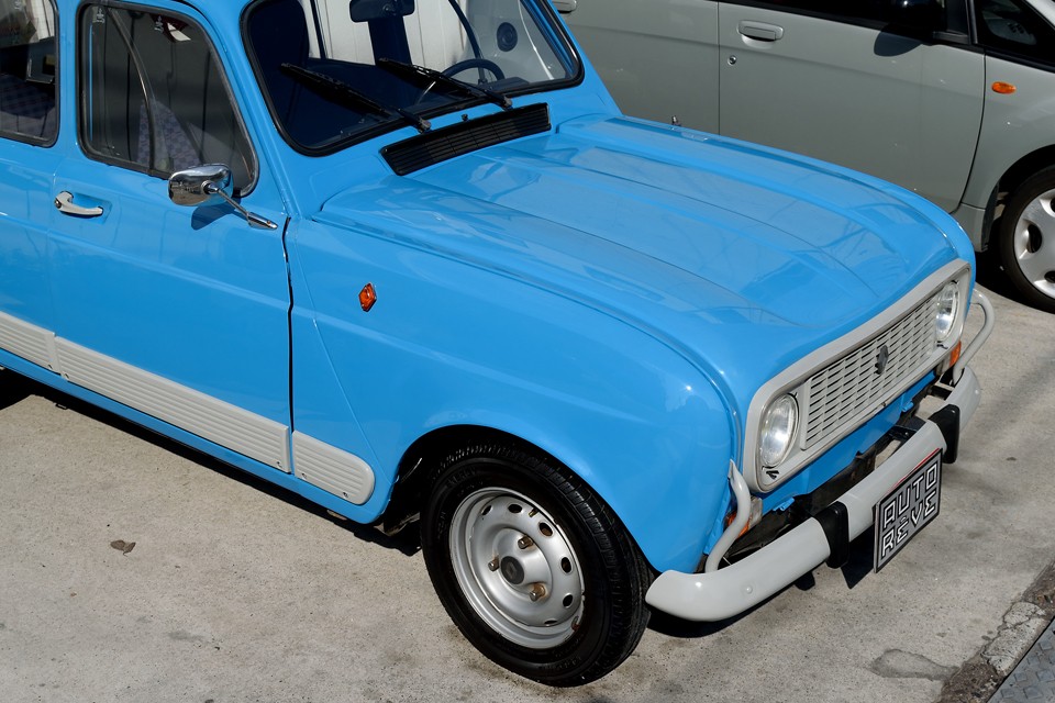 オールペイント時にもちろんキズや凹みも補修してますので、かなりキレイな印象かと・・・。