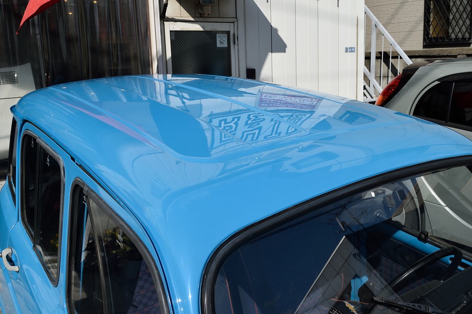 このボディカラーは、ルノーエクスプレスに設定のあった「マルセイユブルー」です！