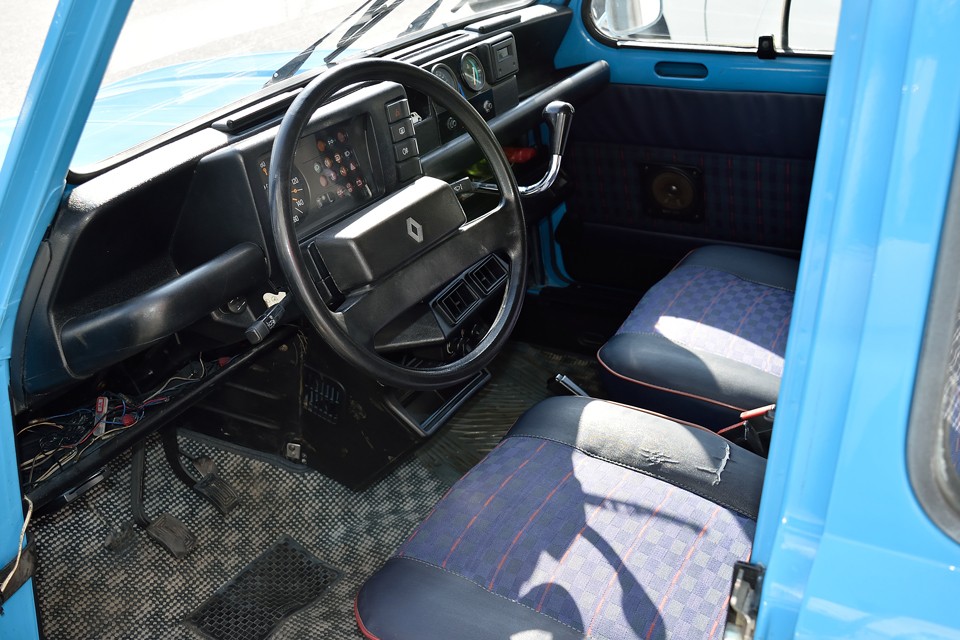 内装はキャトルとして標準的な状態でしょうか・・・。
現在、オーディオレスですが、配線、スピーカーは有りますので、ポン付け可能！