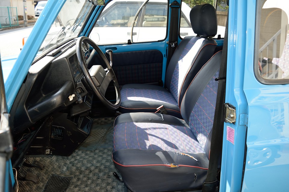 運転席はご覧の通り・・・破れ、割れがあります。