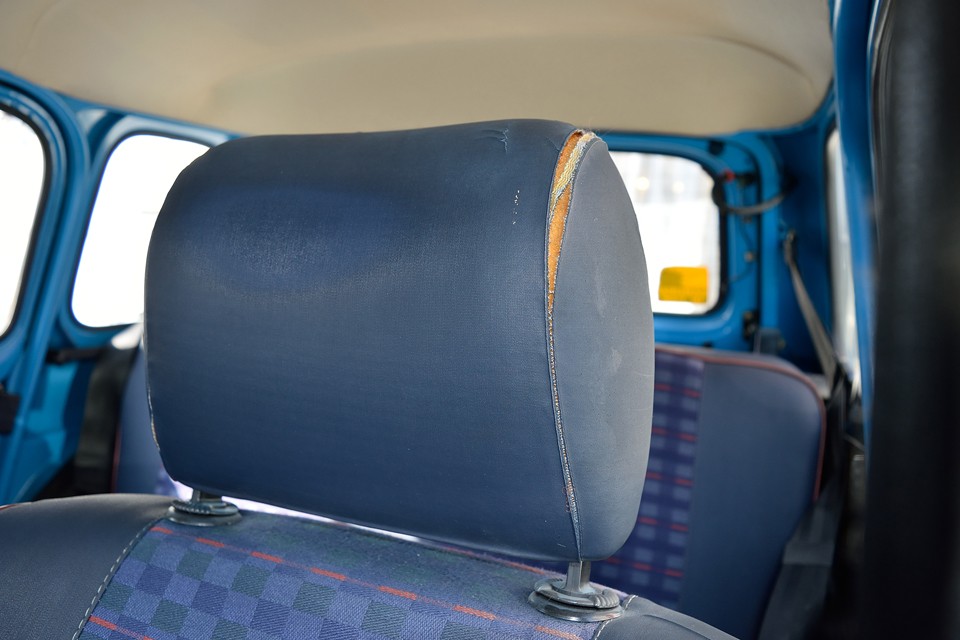 これまたキャトルの経年劣化の定番・・・ヘッドレストに割れがあります。バンダナ巻くとかで、なんとかいけるかと・・・。