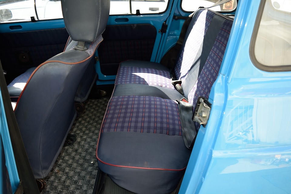 リアシートは比較的清潔な状態です。目立つ損傷もありません。