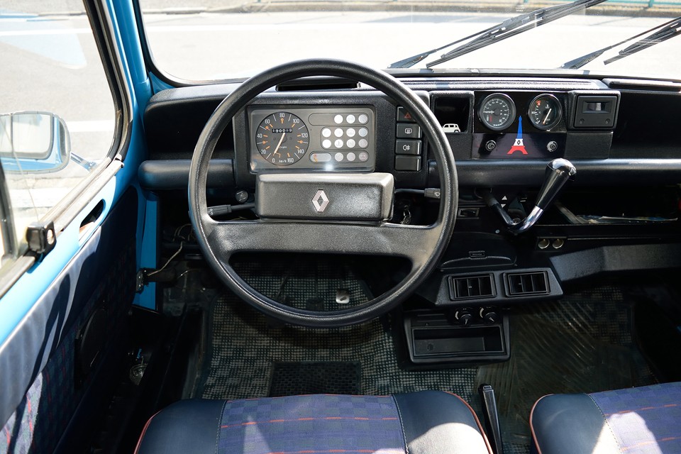 ハンドル右横に生えてるシフトレバーは、慣れると意外と、いや、かなり操作しやすいのです！これホント！