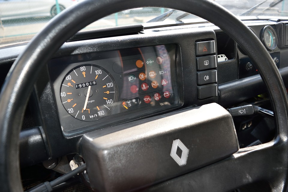 オドメーターは現在、ご覧の値ですが、古いクルマですので不明とさせていただきました。
試乗した印象は、そんなに走ってるかなぁ？という感じです。