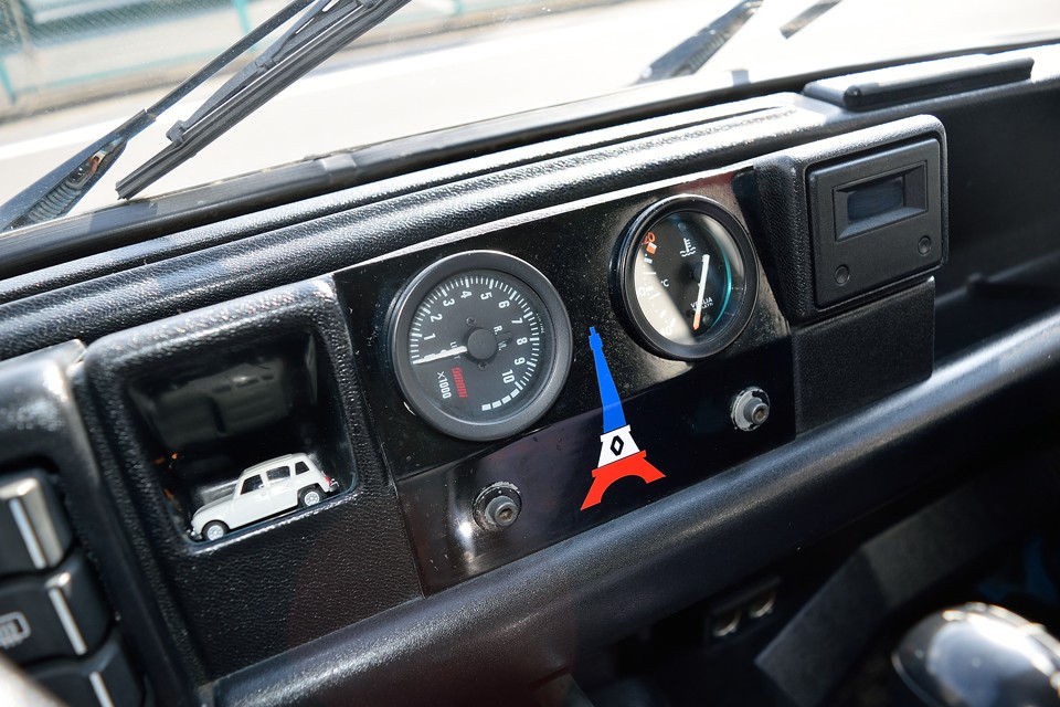 後付のタコメーターと水温計を装備！キャトルで水温計は事前にトラブルを回避するために心強い味方なのです！