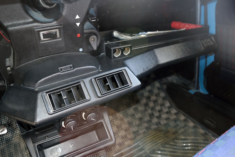 クーラー装備ですが、これも経年劣化の定番のガス漏れがある様です。すべて一新すればもちろん良いのですが費用が・・・。
ガス補充すると作動するので定期的な補充で対処するのが良いかと・・・。