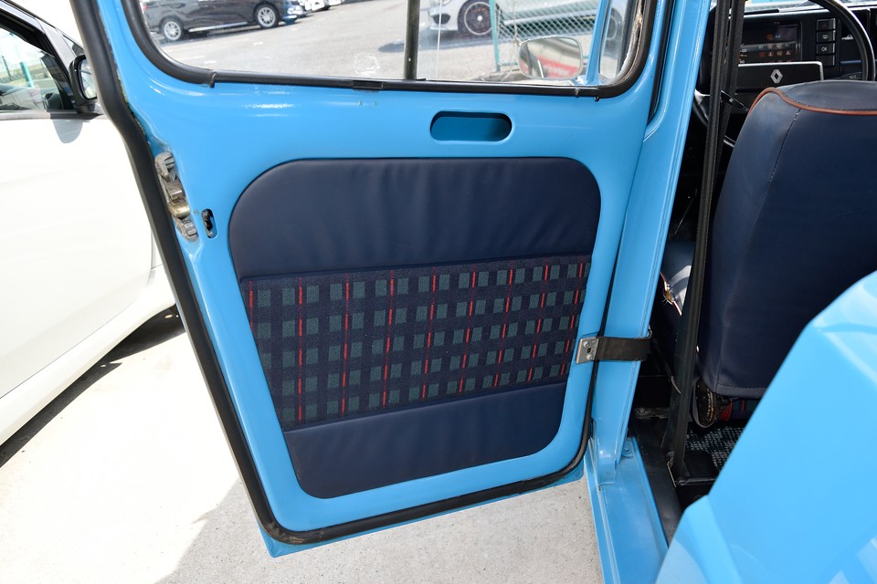 リアドアもご覧の通り。ドア周りのウレタンゴムは交換済み！これキャトルでは結構大事なポイント！