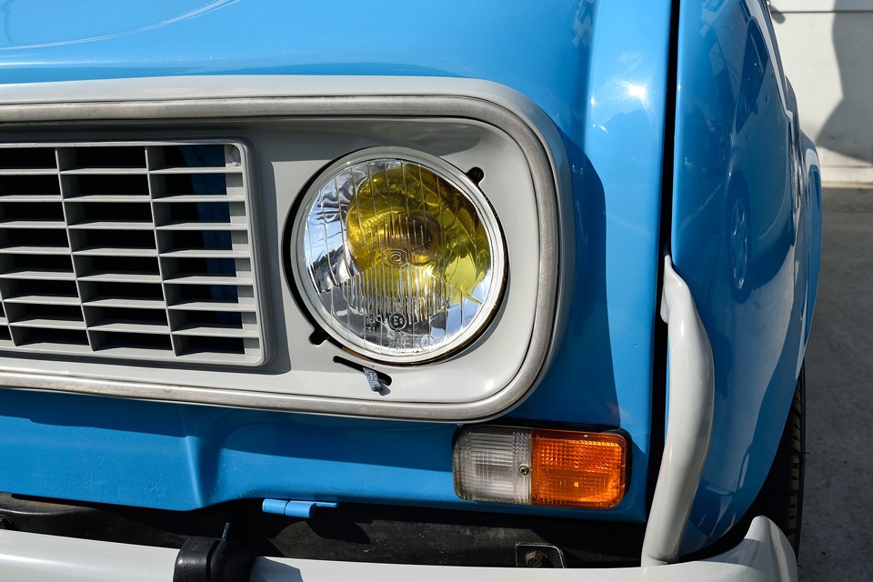 キャトルにはやっぱりイエローバルブが似合うのです！
夜間の点灯時はもちろん、昼間でもご覧の通りイエローが効いてる～！