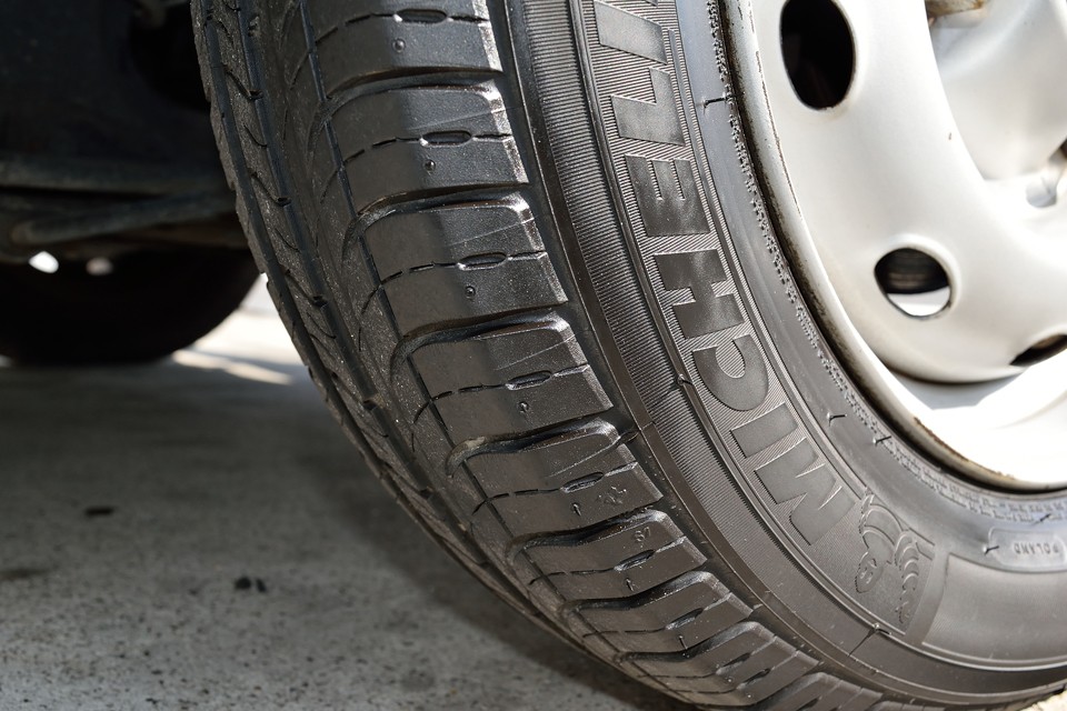 タイヤはご覧の通り！ヒゲヒゲのバリ溝状態！
「新品」と言いたいところですが、多少走っている様なので9分山ということで・・・。