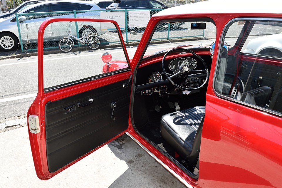 さぁ、これまたこだわりの内装へ、どうぞぉ～！