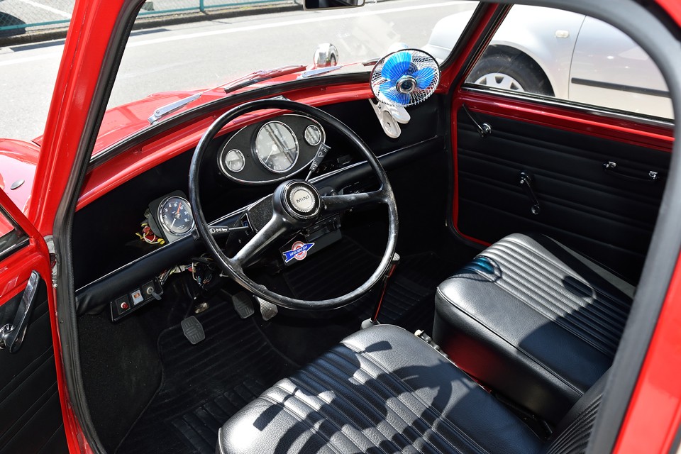 内装は定番のセンターメーター化で、まんまＭｋⅡといった雰囲気！すべらんなぁ～。